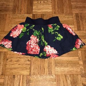 ✨So cute! Abercrombie skirt size small! Must Have